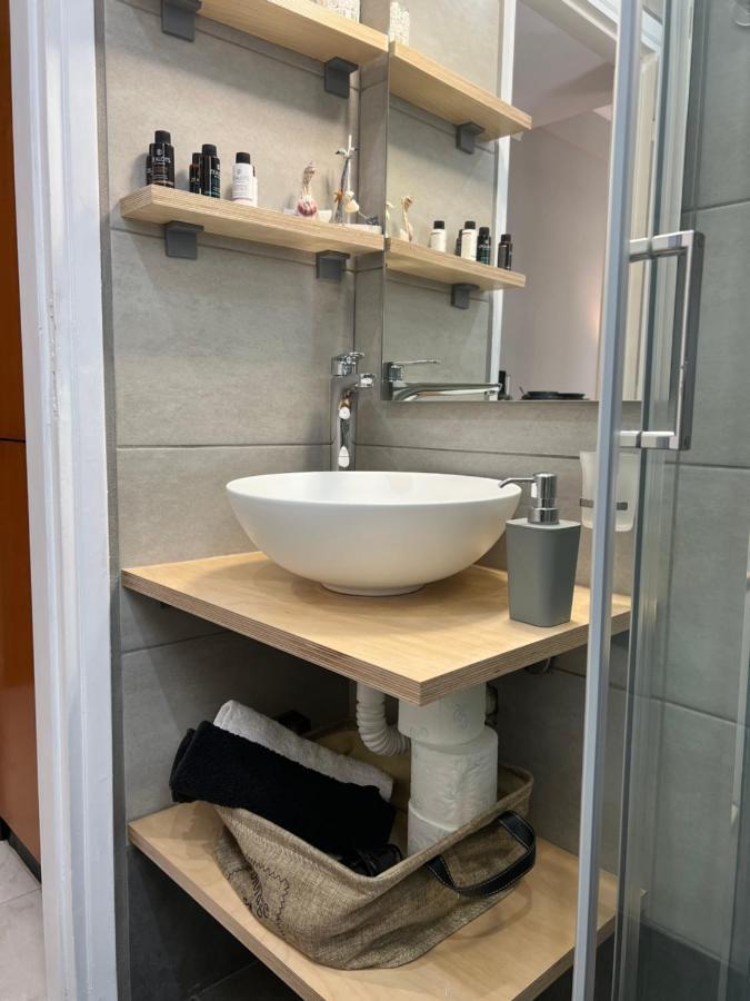 شقة Living Near Acropolis By Sylvia Staikou At Nikis Str أثينا المظهر الخارجي الصورة